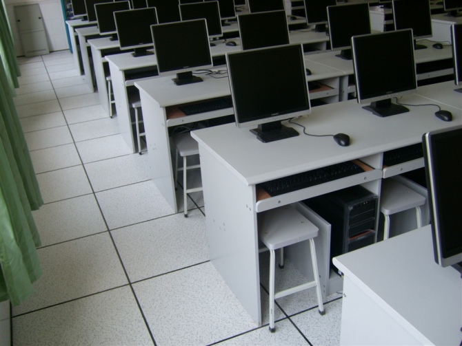 学校防静电地板选购指南 满足计算机软硬件应用的理想方案